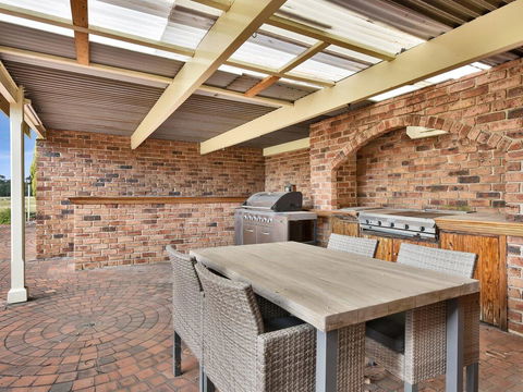 Wine Country Homestead Estate - Hervey Bay Accommodation 1