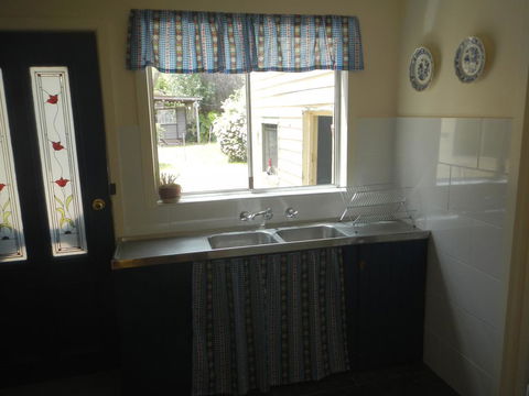 Yarram Cottage: Art And Accommodation - Tourism Hervey Bay 2