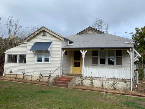 Yellow Door House Adelong - Hervey Bay Accommodation 1