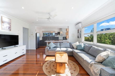 \'Highview\' Queensland Coastal Charm Steps From Beach - Hervey Bay Accommodation 0