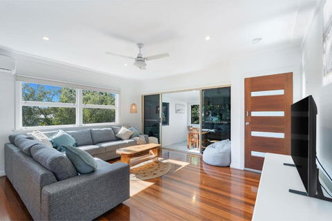 \'Highview\' Queensland Coastal Charm Steps From Beach - Hervey Bay Accommodation 1