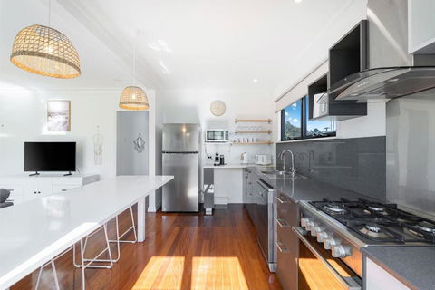 \'Highview\' Queensland Coastal Charm Steps From Beach - Hervey Bay Accommodation 3