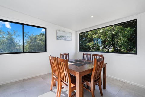 \'Highview\' Queensland Coastal Charm Steps From Beach - Hervey Bay Accommodation 4