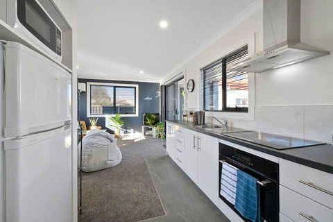 Zoo Villas: Villa Giraffe - Central Wynyard - Hervey Bay Accommodation 1