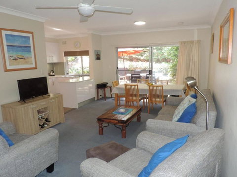Adriana 3 Unit With A Backyard - Hervey Bay Accommodation 2