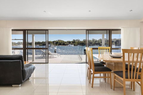 Affordable Riverfront, Pool, Private Pontoon - Tourism Hervey Bay 4