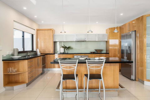 Affordable Riverfront, Pool, Private Pontoon - Tourism Hervey Bay 3