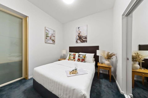 A Chic Apartment On Bourke St Near Chinatown - Tourism Hervey Bay 0