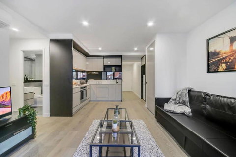 A Comfy 2BR Apt 5-Min Walk To Melbourne Central - Tourism Hervey Bay 0