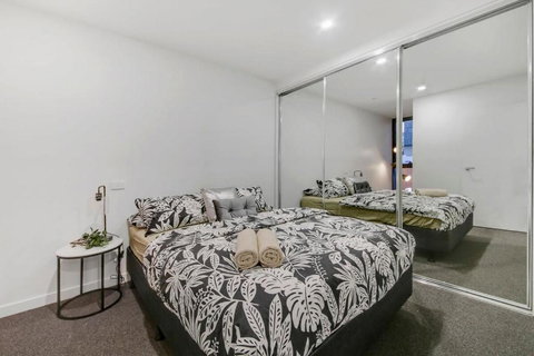 A Comfy 2BR Apt 5-Min Walk To Melbourne Central - Tourism Hervey Bay 3