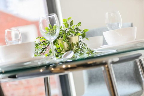 A Comfy 2BR Apt 5-Min Walk To Melbourne Central - Tourism Hervey Bay 4