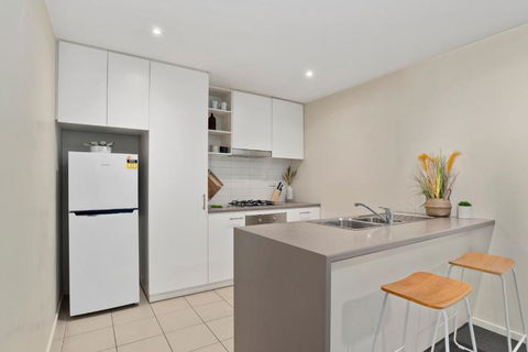 A Comfy & Cozy 2BR Apt Near Flemington Races - Tourism Hervey Bay 4