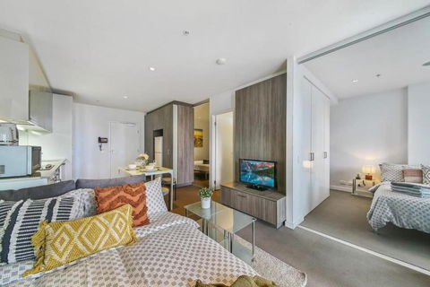 A Comfy & Stylish 2BR Apt Near Southern Cross - Tourism Hervey Bay 0
