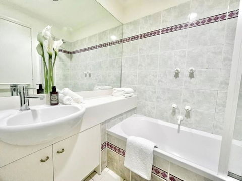 A Cozy 2B2B Apt Next To Carlton Garden W/ Parking - Tourism Hervey Bay 1