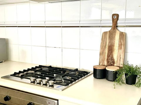 A Cozy 2B2B Apt Next To Carlton Garden W/ Parking - Tourism Hervey Bay 4