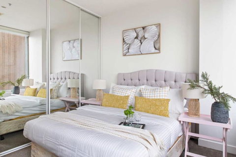 A Cozy 2BR Apt On Collins Near Flinders Station - Tourism Hervey Bay 0