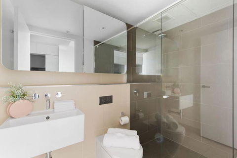 A Cozy 2BR Apt With Free WiFi In Prime Melbourne - Tourism Hervey Bay 2