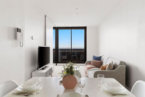 A Cozy 2BR Apt With Free WiFi In Prime Melbourne - Tourism Hervey Bay 0