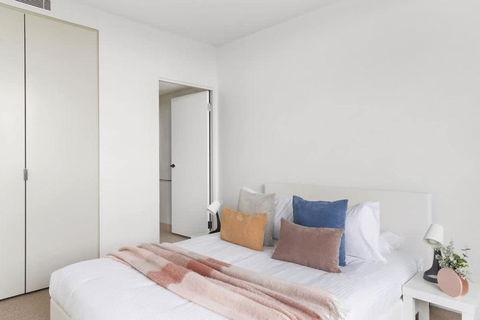 A Cozy 2BR Apt With Free WiFi In Prime Melbourne - Tourism Hervey Bay 4