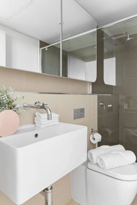 A Cozy 2BR Apt With Free WiFi In Prime Melbourne - Tourism Hervey Bay 3