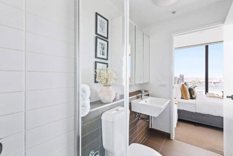A Cozy 2BR Apt With Harbour Views And FREE Parking - Hervey Bay Accommodation 4