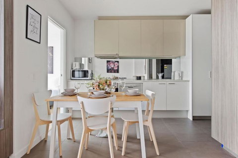 A Cozy 2BR Apt With Harbour Views FREE Parking - Tourism Hervey Bay 4