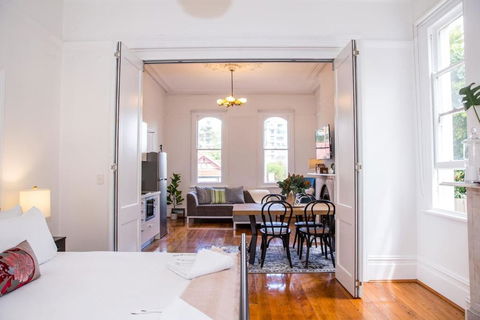 A Designer Apartment With Classic Heritage Details - Tourism Hervey Bay 1