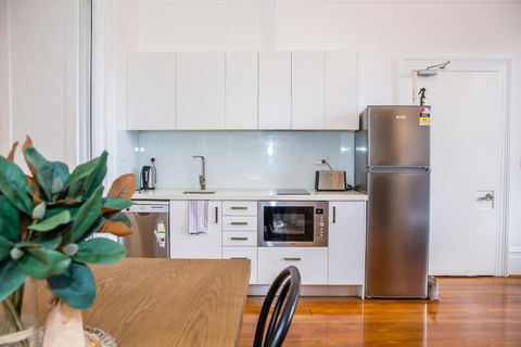 A Designer Apartment With Classic Heritage Details - Tourism Hervey Bay 4