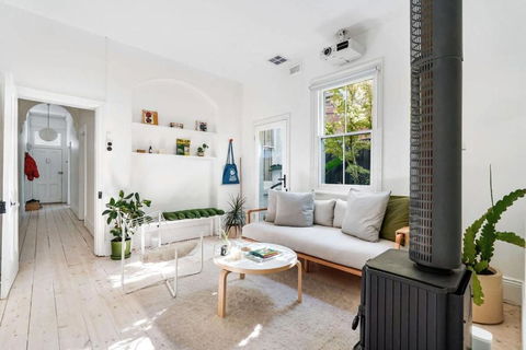 A Designer Terrace House By Edinburgh Gardens - Tourism Hervey Bay 0
