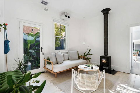 A Designer Terrace House By Edinburgh Gardens - Tourism Hervey Bay 2