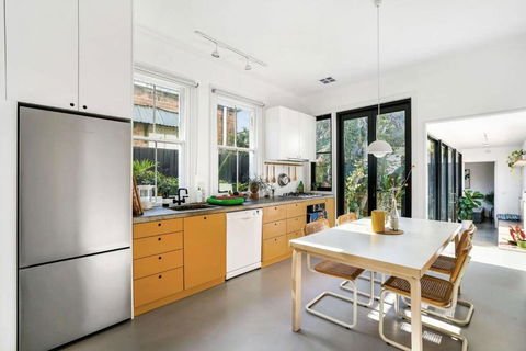 A Designer Terrace House By Edinburgh Gardens - Tourism Hervey Bay 1