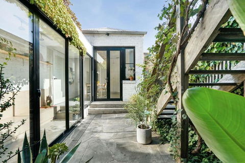 A Designer Terrace House By Edinburgh Gardens - Tourism Hervey Bay 3
