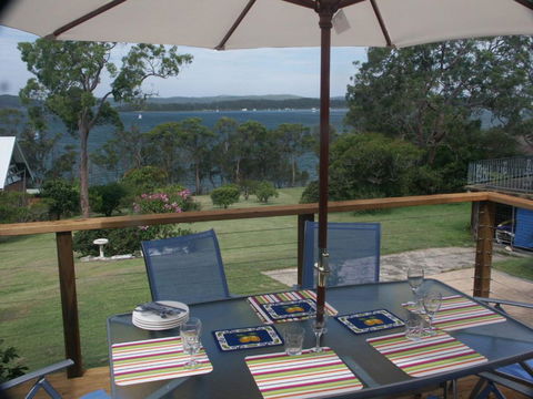 A LAKEHOUSE ESCAPE - A Waterfront Reserve On Shores Of Lake Macquarie - Tourism Hervey Bay 1