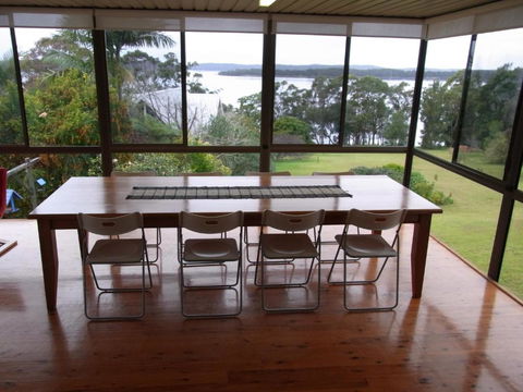 A LAKEHOUSE ESCAPE - A Waterfront Reserve On Shores Of Lake Macquarie - Tourism Hervey Bay 3