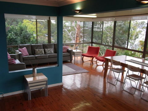 A LAKEHOUSE ESCAPE - A Waterfront Reserve On Shores Of Lake Macquarie - Tourism Hervey Bay 2