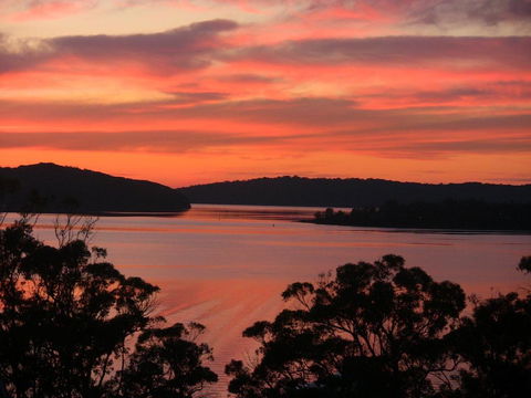 A LAKEHOUSE ESCAPE - A Waterfront Reserve On Shores Of Lake Macquarie - Tourism Hervey Bay 0