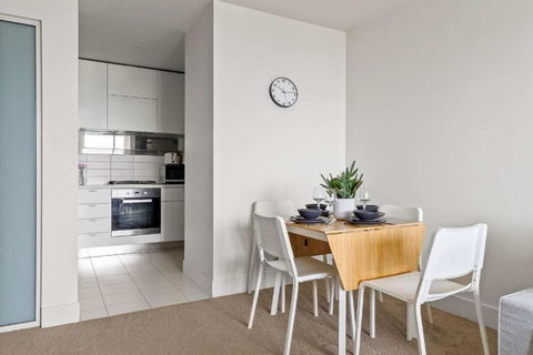 A Modern & Cozy 2BR Apartment With City Views - Tourism Hervey Bay 3