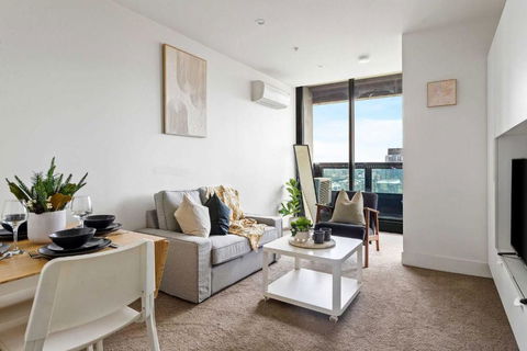 A Modern & Cozy 2BR Apartment With City Views - Tourism Hervey Bay 0