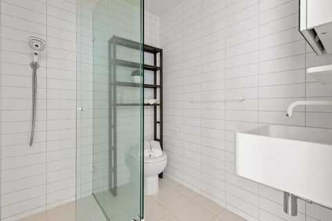 A Modern & Cozy 2BR Apartment With City Views - Tourism Hervey Bay 4