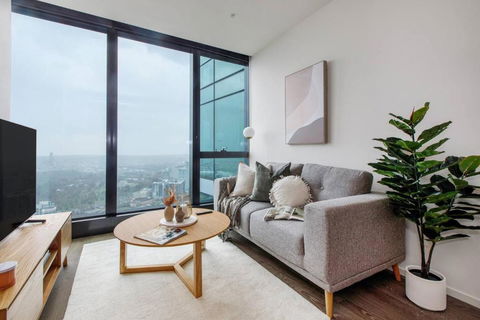 A Sky-high Metropolis Retreat Near The CBD - Tourism Hervey Bay 0