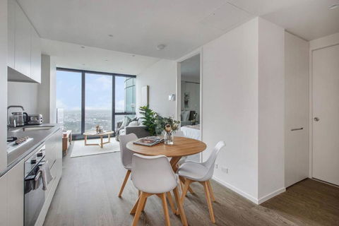 A Sky-high Metropolis Retreat Near The CBD - Tourism Hervey Bay 1