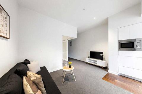 A Stylish Apt For 4 Near Queen Victoria Market - Tourism Hervey Bay 1