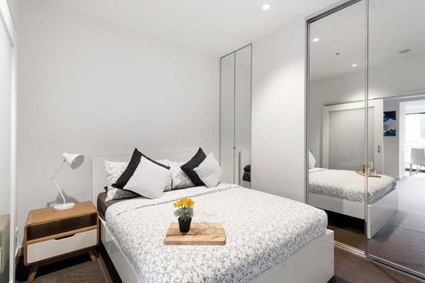 A Stylish Apt For 4 Near Queen Victoria Market - Tourism Hervey Bay 0