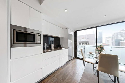 A Stylish Apt For 4 Near Queen Victoria Market - Tourism Hervey Bay 3