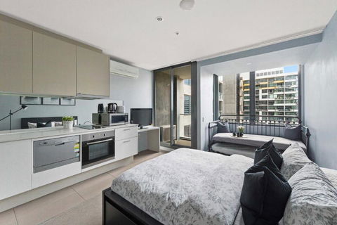 A Stylish Studio Right Next To Southern Cross - Tourism Hervey Bay 0