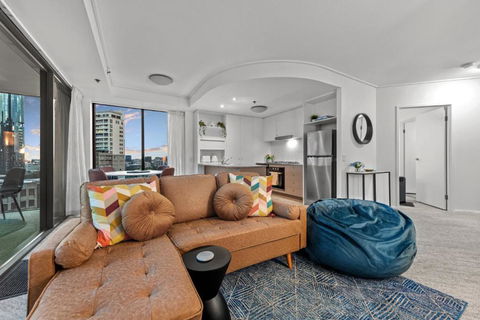 A Touch Of Class - 2Bed-2Bath-1Car-Balcony-Views - CBD - Tourism Hervey Bay 2