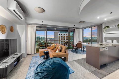 A Touch Of Class - 2Bed-2Bath-1Car-Balcony-Views - CBD - Tourism Hervey Bay 1