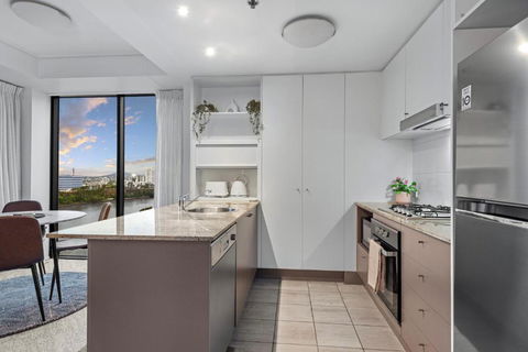 A Touch Of Class - 2Bed-2Bath-1Car-Balcony-Views - CBD - Tourism Hervey Bay 4