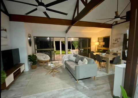 Absolute Beach Front - Hervey Bay Accommodation 2