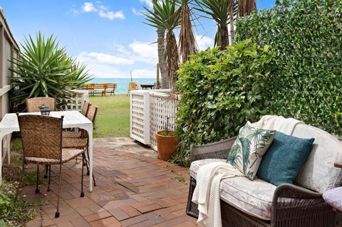 Absolute Beachfront 2BR Pet-Friendly Terrace - The Coachhouse - Tourism Hervey Bay 0